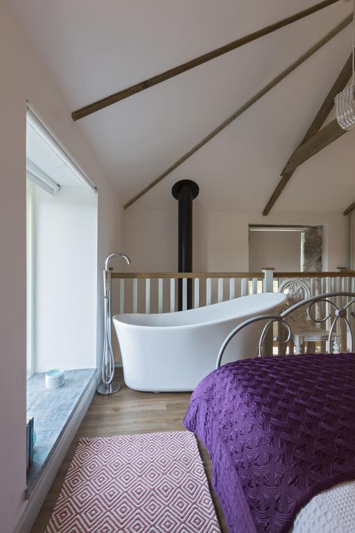Red River Stables - Peaceful, Beautiful Grounds, Swimming Pool, Central Location For West Cornwall Camborne Exterior photo